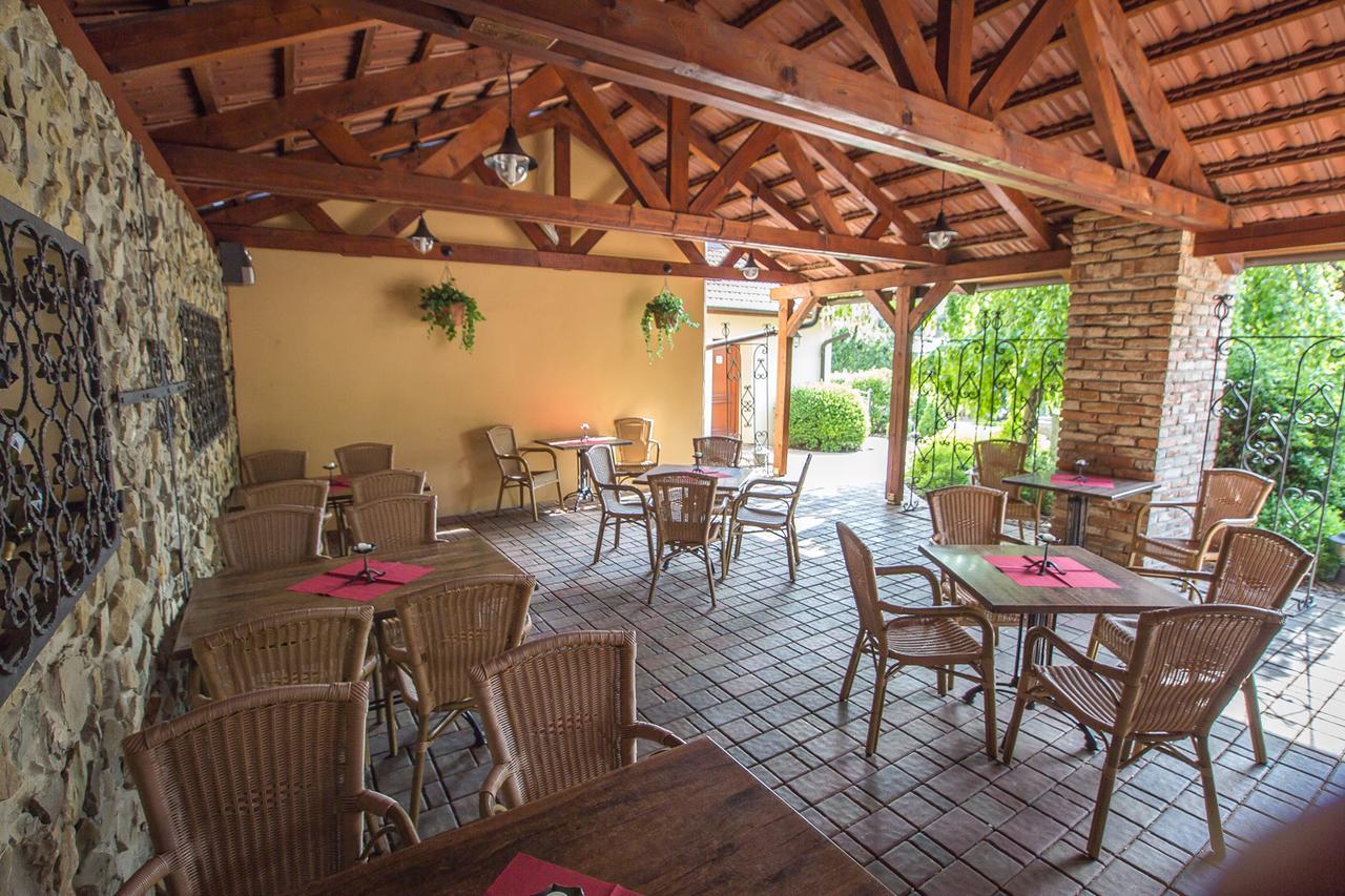 Hotel Pod Vezi Strážnice Екстериор снимка